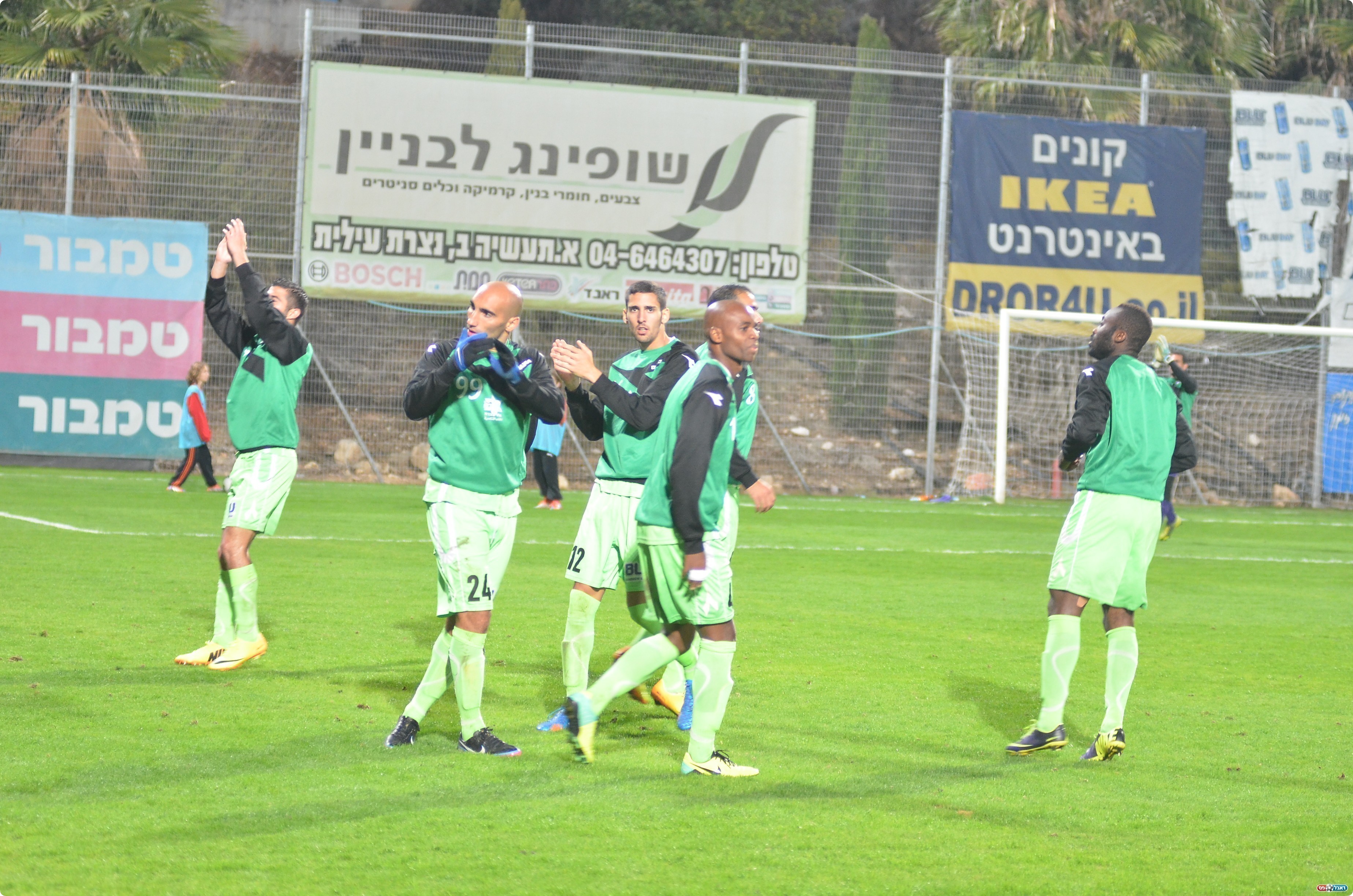 שחקני אחי נצרת, עדיין בלי ניצחון בעידן טל בנין (צילום: ארנון לוי)